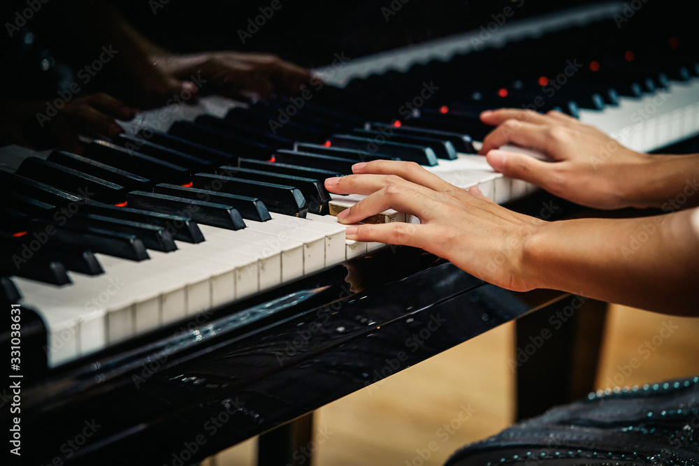 Obraz premium A woman playing the piano