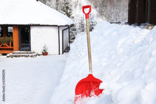 Εκτύπωση καμβά Red shovel in large snowbank on winter day