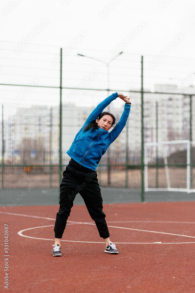 Obraz premium A young woman is engaged in sports on the Playground.