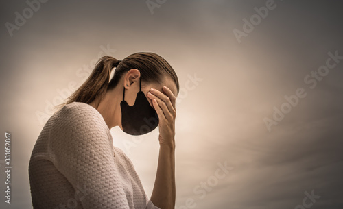 Fotografia Stressed female wearing protective face mask