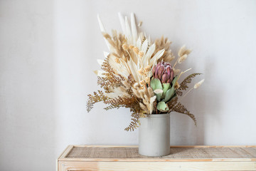 Papier peint photo Magasin de fleurs Fleurs séchées en vase céramique  © Artem Bruk