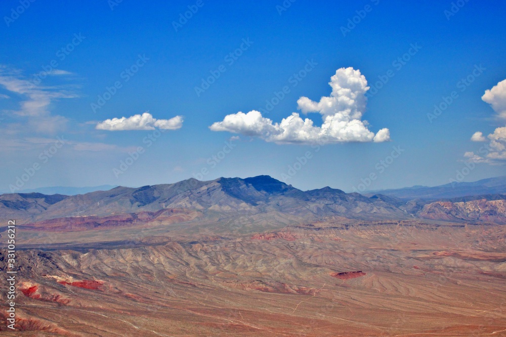 Fototapeta premium Wolkenformation über Bergen