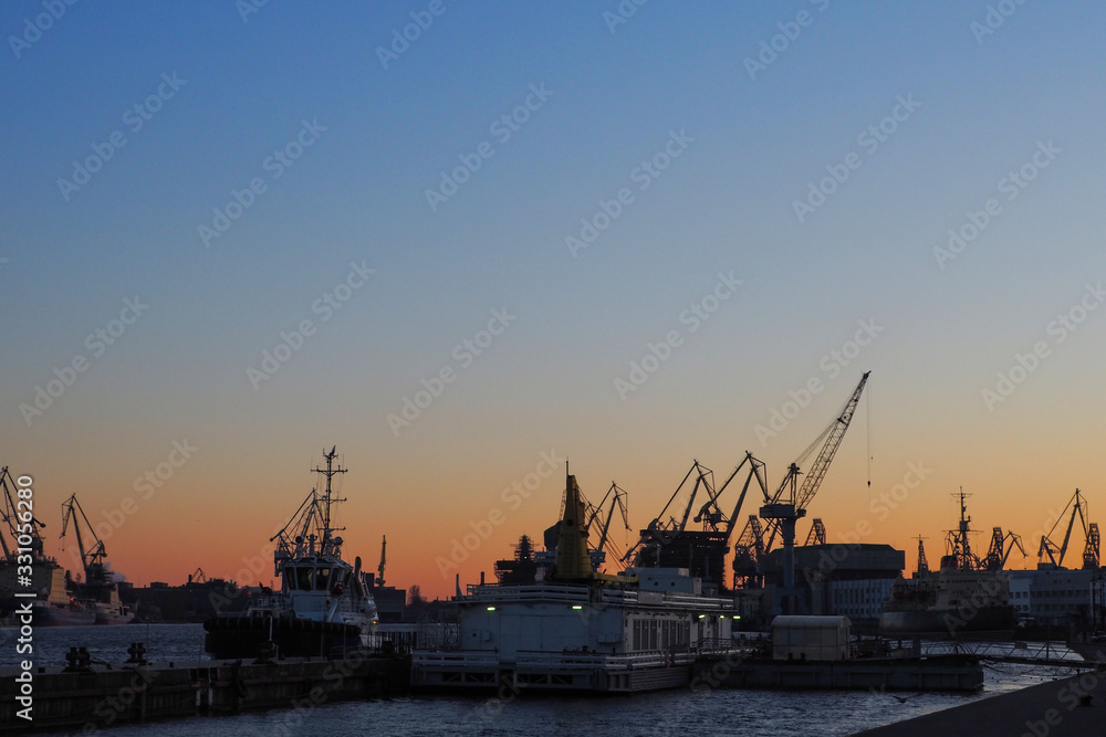 Fototapeta premium widok portu towarowego z pływającymi dźwigami