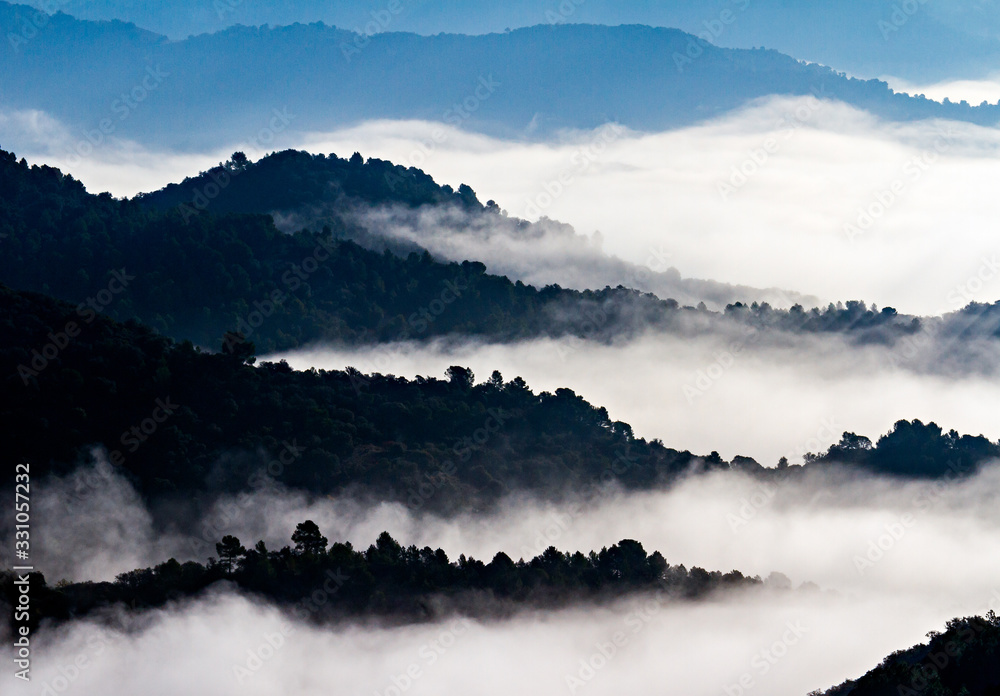 Mar de niebla entre montañas Mar de niebla entre montañas