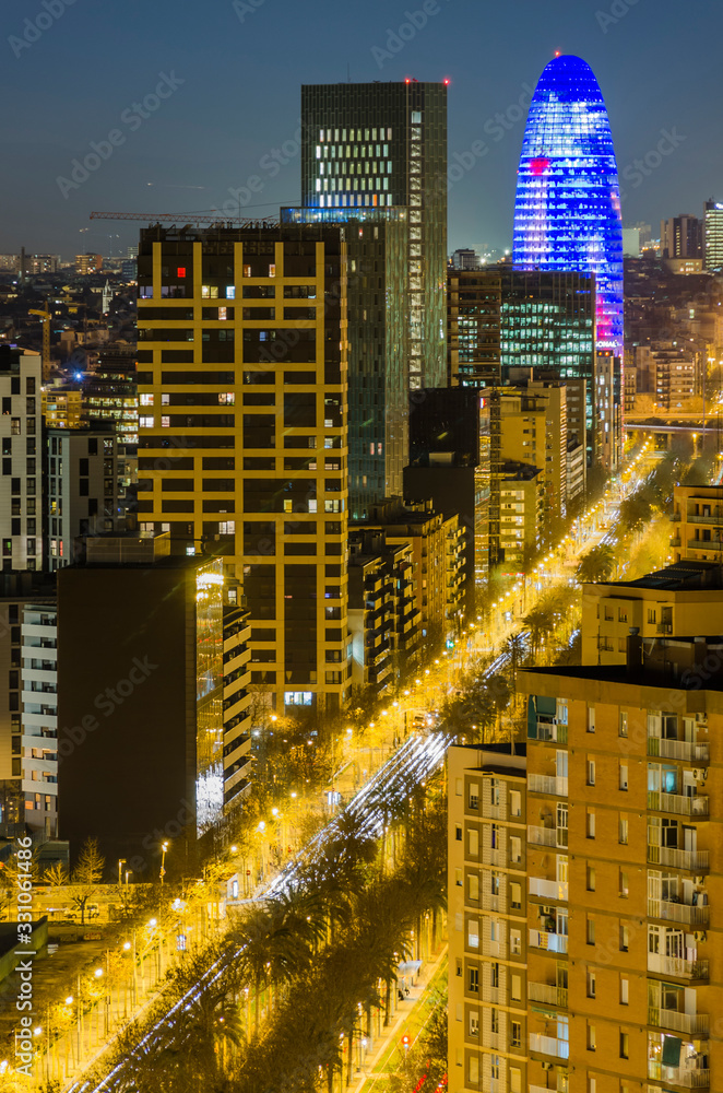 Fototapeta premium Paisaje urbano de la ciudad de Barcelona de noche desde un lugar elevado.