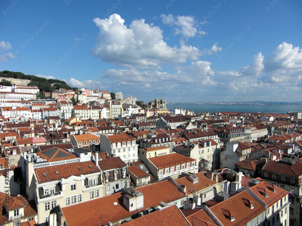 Häuser am Hügel von Lissabon