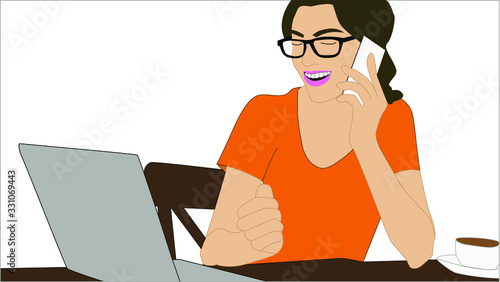 mujer joven, con cabello castaño y lentes negros, con una taza de té sentada frente a la computadora portátil, recostada sobre una mesa, hablando por teléfono celular