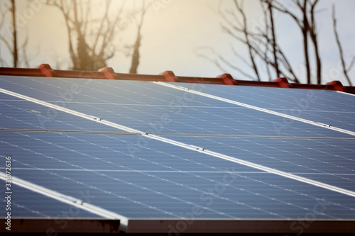 Solarpanel auf einem Dach installiert photo