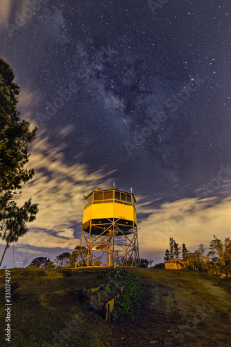 La vía láctea con montañas, nevados, árboles y más