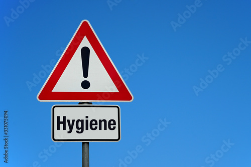 Hygiene mit Achtung Schild und Textfreiraum