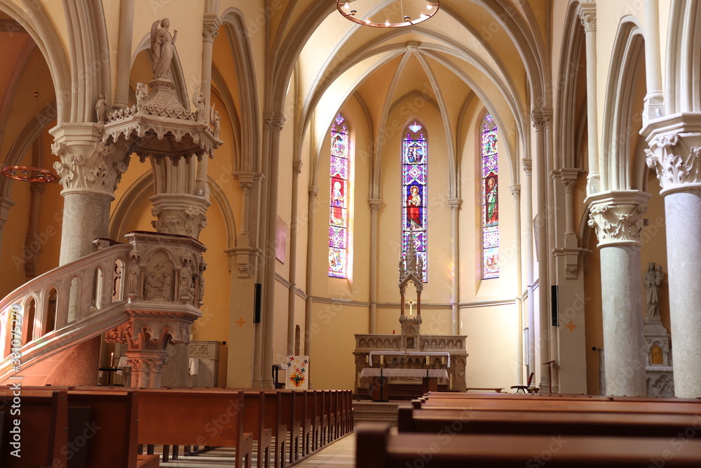 Obraz premium Eglise catholique Saint Barthélémy à Genas construite en 1876 - ville de Genas - Département du Rhône - France - Intérieur de l'église