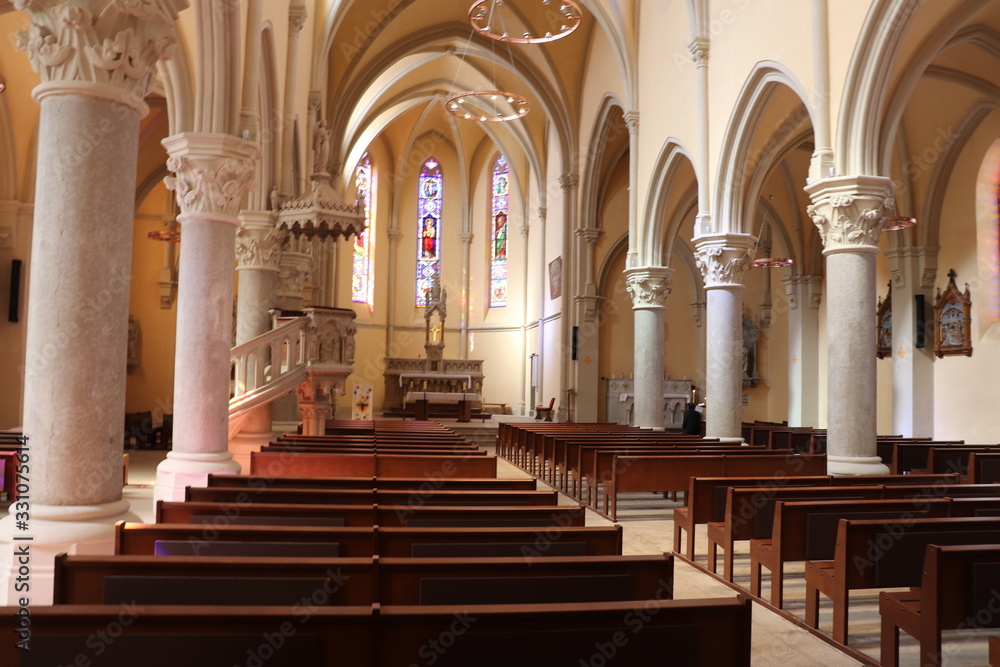 Eglise catholique Saint Barthélémy à Genas construite en 1876 - ville de Genas - Département du Rhône - France - Intérieur de l'église