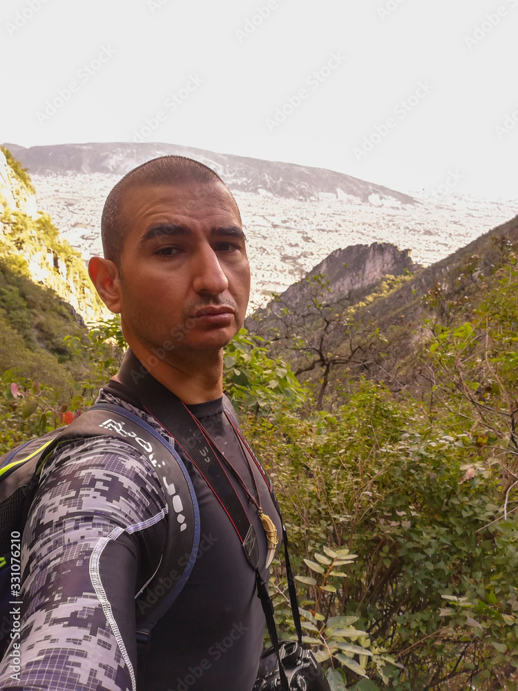 Naklejka premium joven practicando senderismo en montaña