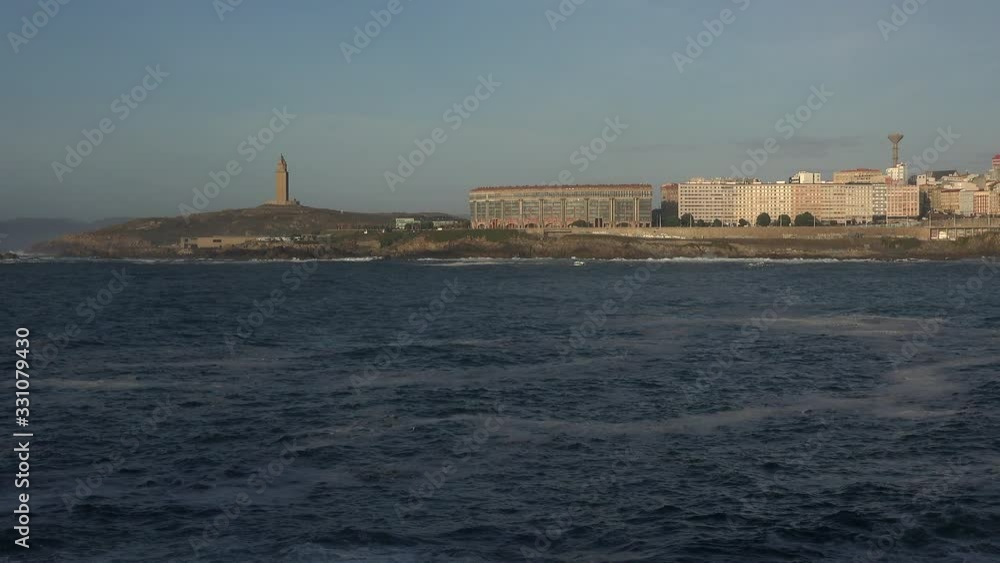 Ciudad de A Coruña con el mar y la Torre de Hércules a primeras horas de la mañana Ciudad de A Coruña con el mar y la Torre de Hércules a primeras horas de la mañana