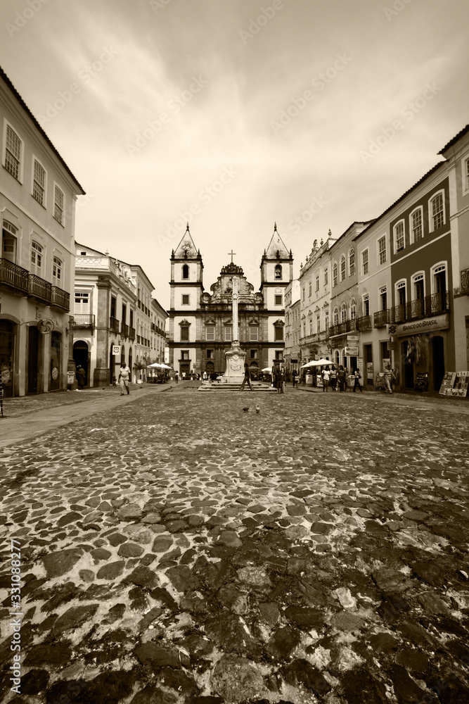 Praça com igreja e casas antigas no centro de Salvador, Bahia
