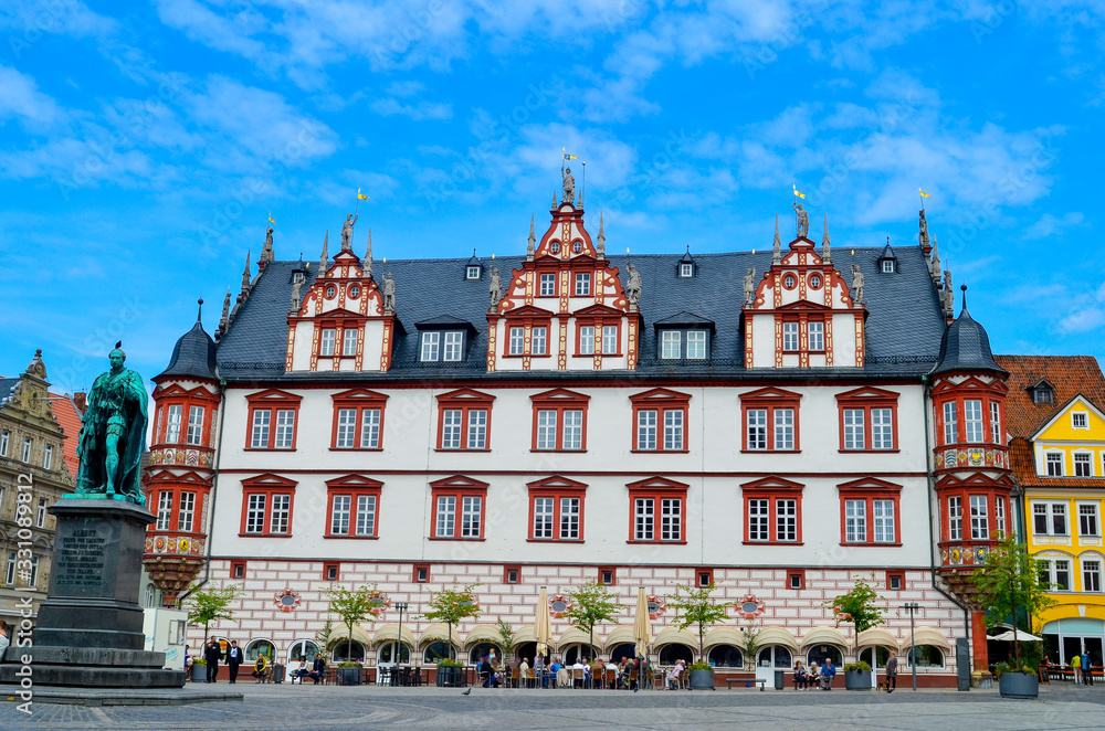 Obraz premium Stadthaus und Prinz-Albert-Denkmal in Coburg-Bayern 
