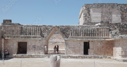 traveling en ciudad de uxmal mostrando columnas y una puerta