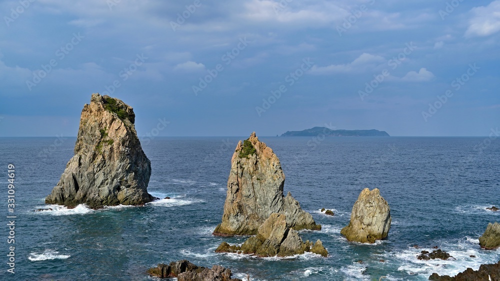 奇岩とコバルトブルーの青海島の海のコラボ情景＠山口