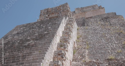 traveling de piramide pasando por una puerta en uxmal