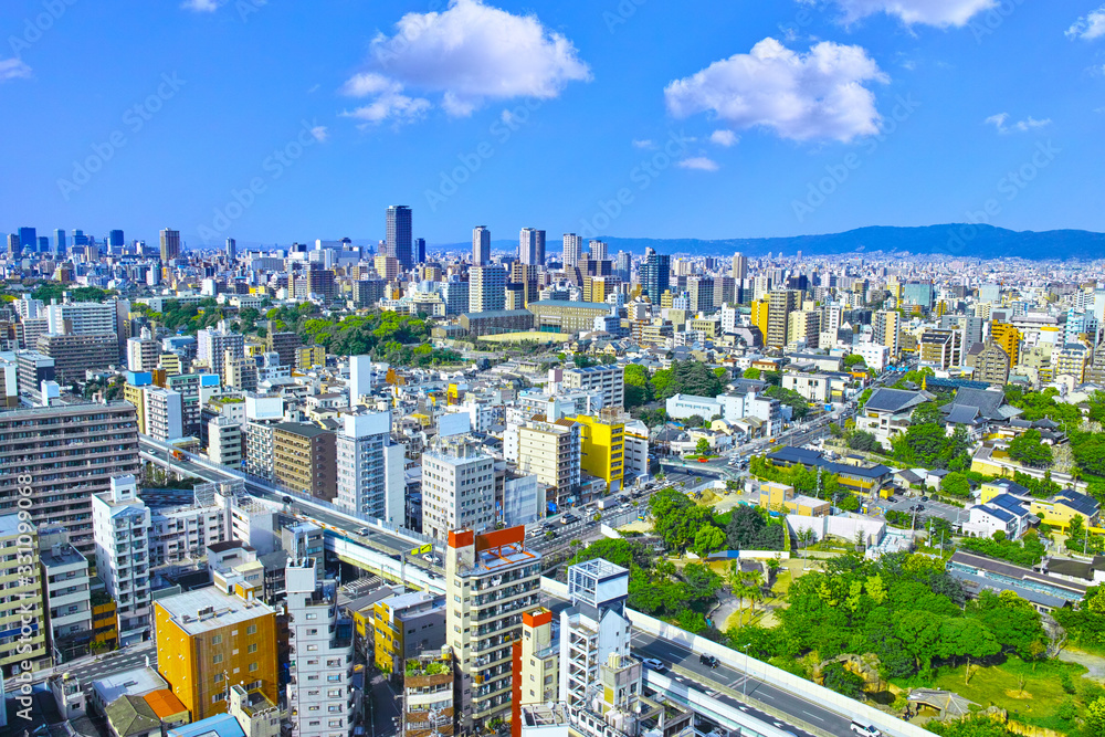 Obraz premium 新緑の大阪府上本町方面の景観