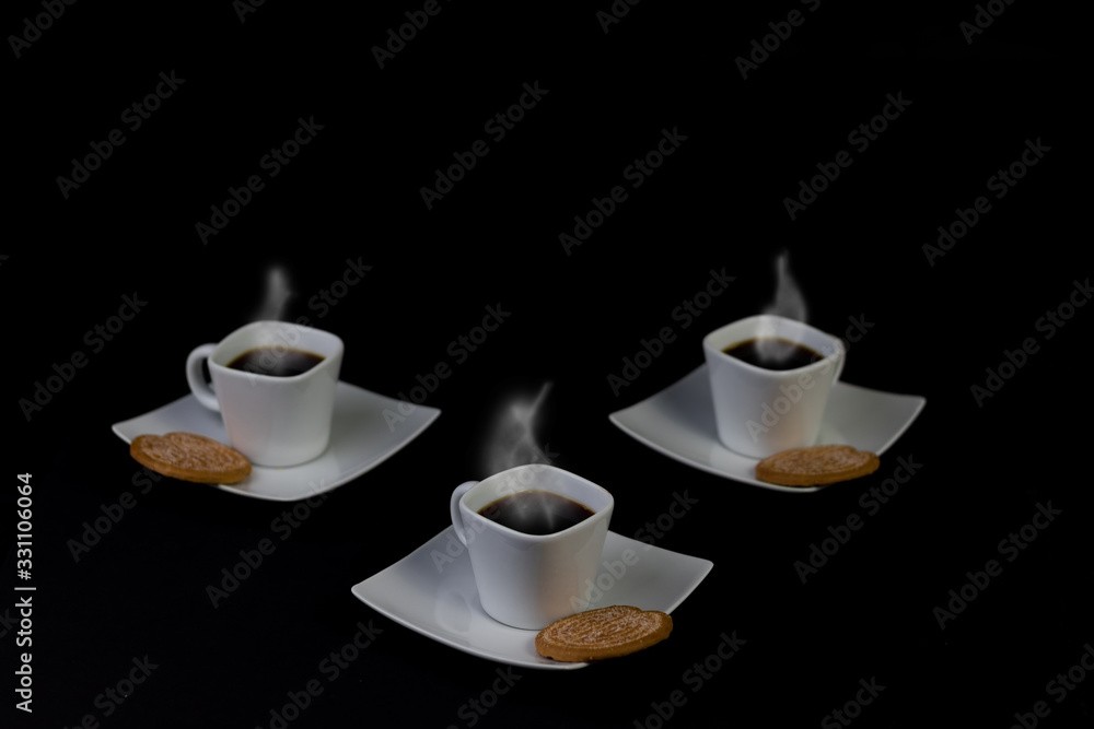 Obraz premium juego de tazas de café y galletas dulces 