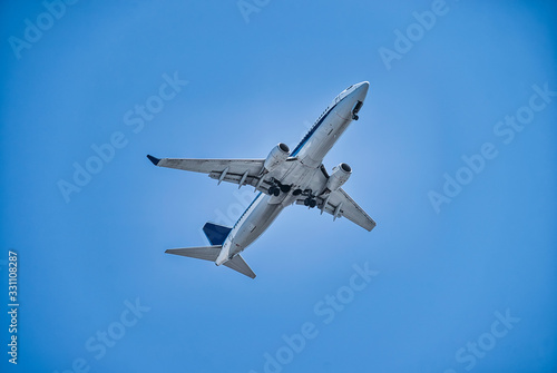 飛行機のイメージ 青空
