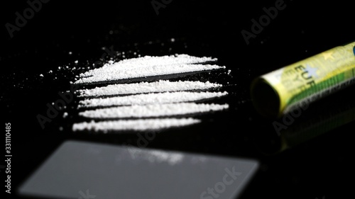 Tableau sur toile Cocaine lines on black background