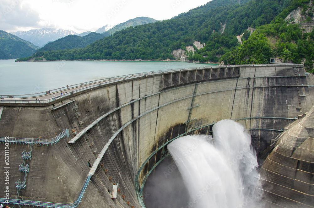 観光放水中の黒部ダム