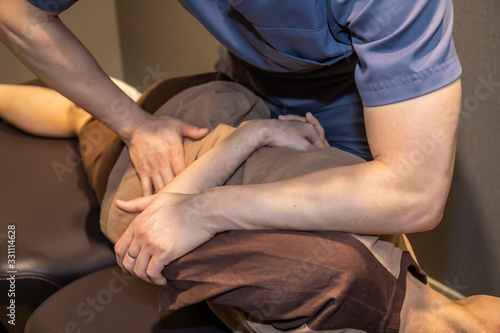 한의원에서 치료하는 모습