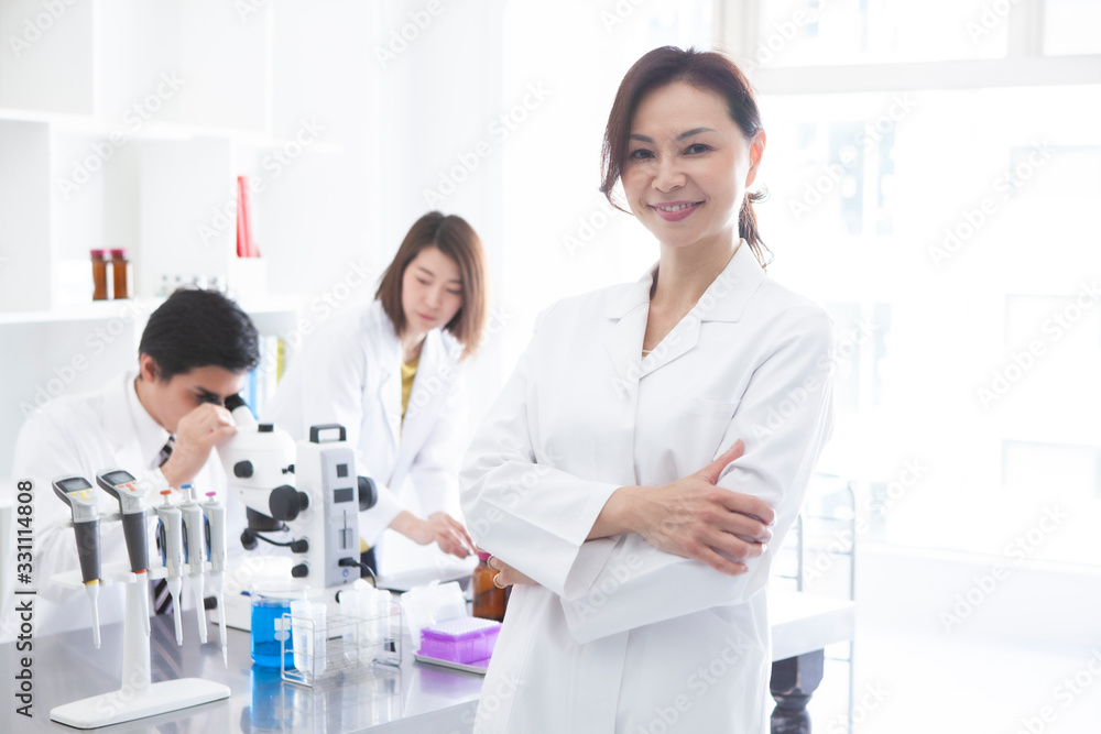 医薬品を開発する研究者たち 医薬品を開発する研究者たち