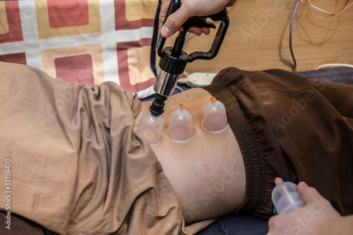 한의원에서 치료하는 모습