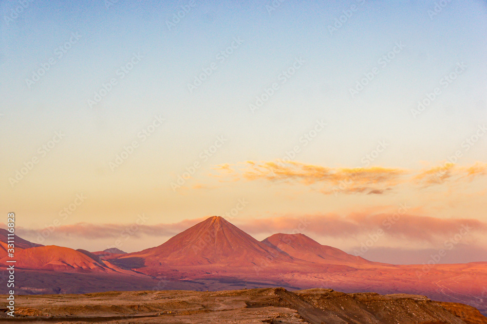 pôr do sol incrível na montanha deserto do atacama