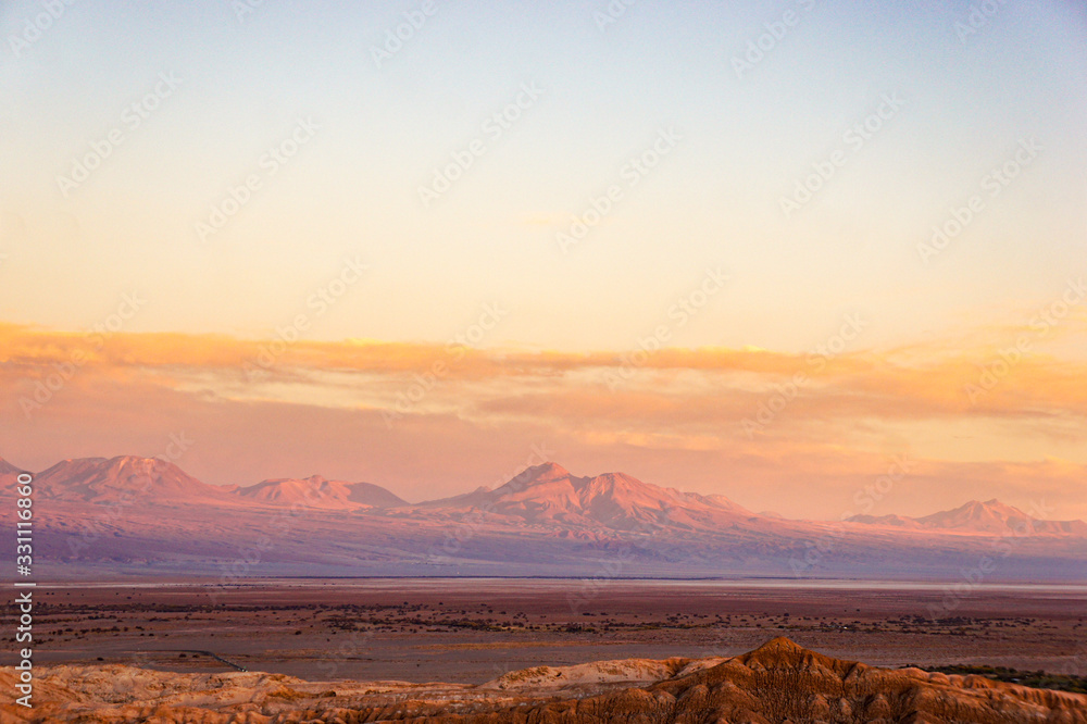 pôr do sol incrível na montanha deserto do atacama