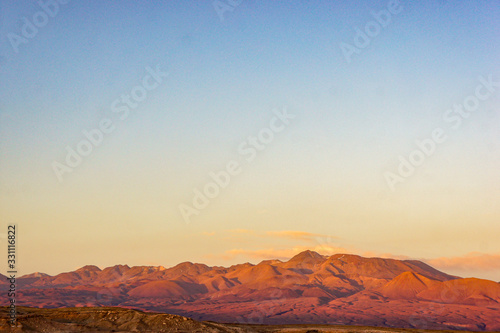 pôr do sol incrível na montanha deserto do atacama © Julia