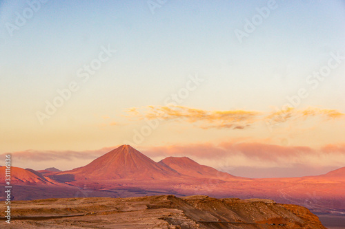 pôr do sol incrível na montanha deserto do atacama