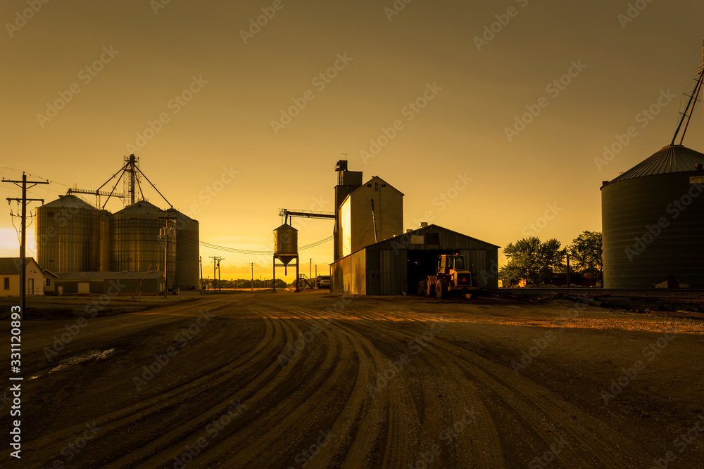Fototapeta premium sunset in nebraska farm operation