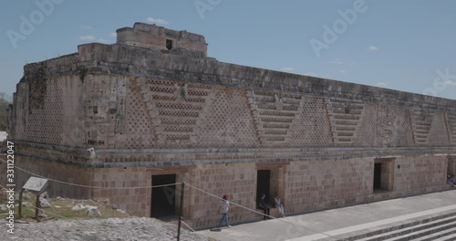 muro de plaza en la ciudad maya de uxmal.
