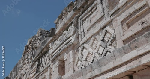 la dualidad maya en un muro, plaza de ciudad maya.