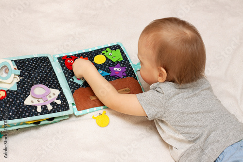 Canvastavla Kid plays with a felt handmade book