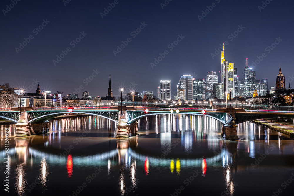 Frankfurt Skyline Spiegelung bei Nacht 