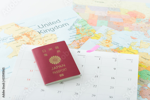 パスポートとカレンダーと世界地図