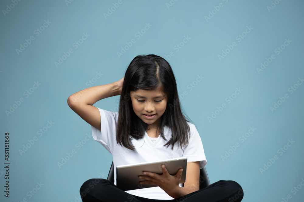 Naklejka premium girl thinking with tablet