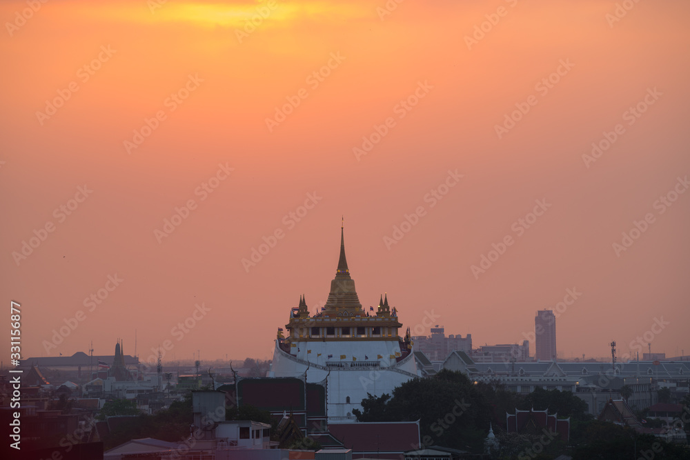 Obraz premium Sunset view at Golden mount wat saket temple, Bangkok, Thailand