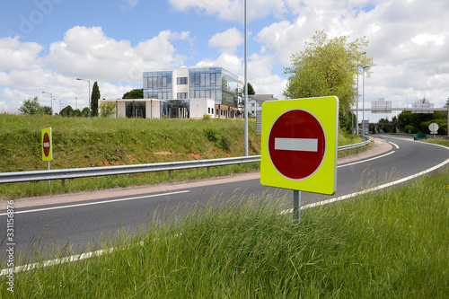 Nouveau panneau sens interdit sur fond jaune fluorescent déployé sur les bretelles de sortie des autoroutes photo