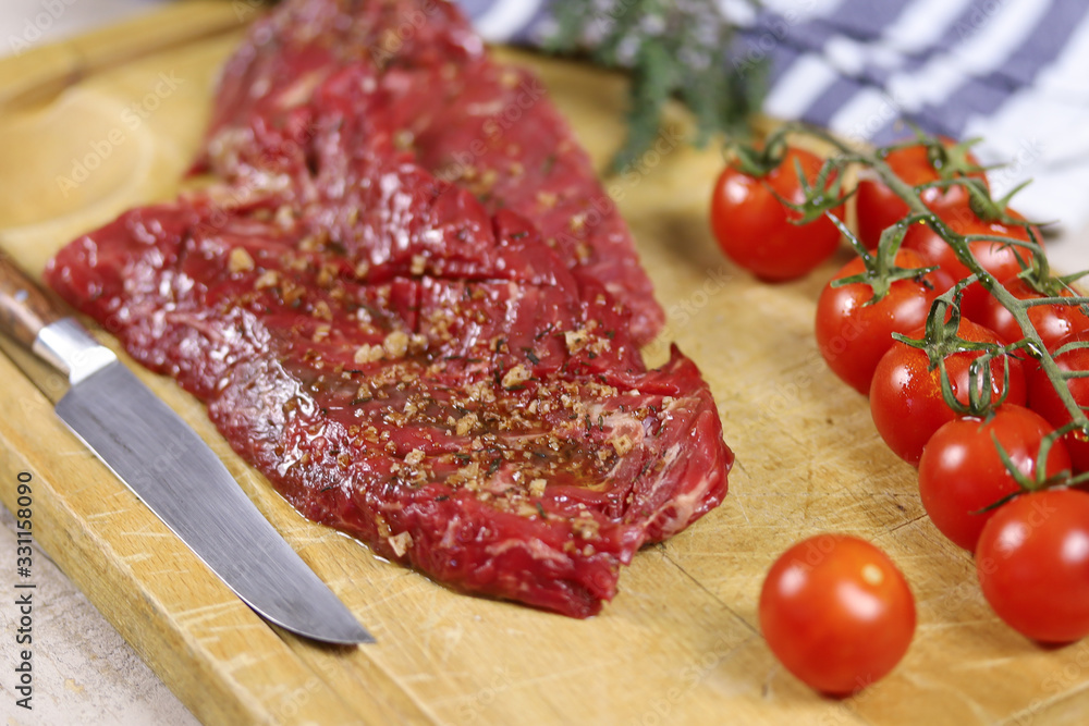 steak de boeuf cru sur une planche à découper steak de boeuf cru sur une planche à découper