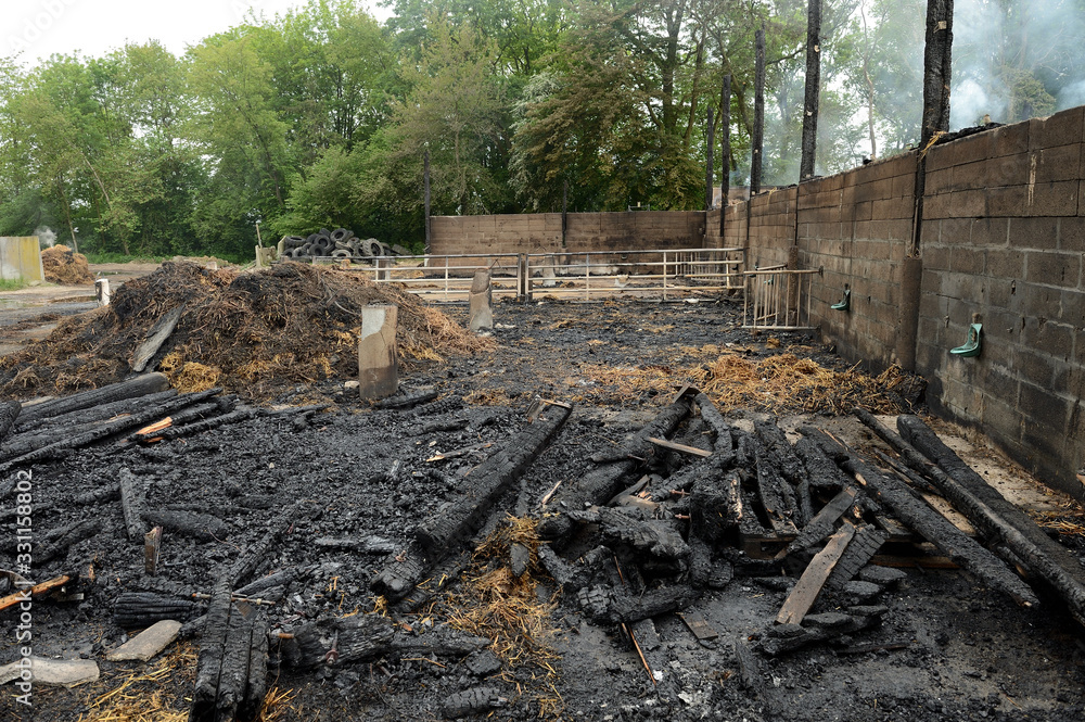 Incendie accidentel dans une bergerie, vue décombres Incendie accidentel dans une bergerie, vue décombres