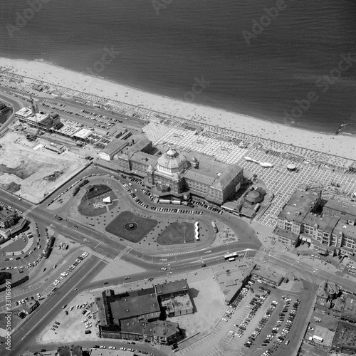 Quadro em tela Scheveningen, Holland, June 20 - 1975: Historical aerial photo in black and whit