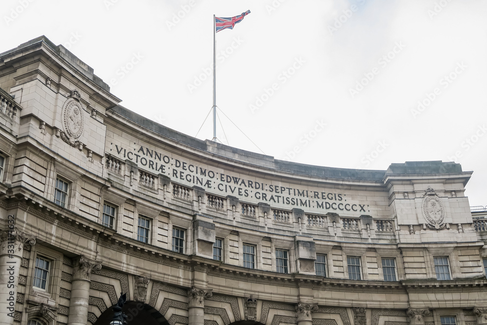 Obraz premium LONDON, ENGLAND - 2016 JANUARY 25. Admiralty Arch at the end of The Mall, London