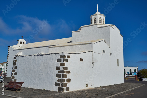  Kleine katholische Kirche nordöstlich der Feuerberge am Ort Tinajo auf der Kanareninsel Lanzarote photo