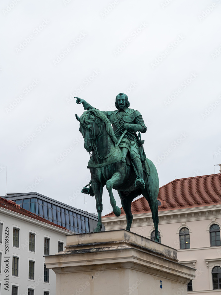 Statue in Wittelsbach Square. The Wittelsbach Square is a square in Munich's district Maxvorstadt , west of the Odeon Square . It was built as part of the Brienner Strasse complex.
